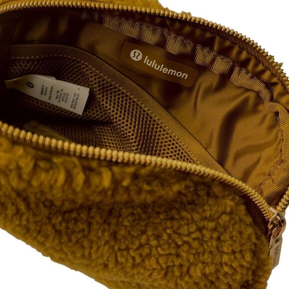 🤎 LULULEMON FLLECE Everywhere Belt Bag in Burnt Caramel |  1 Liter  NWT - Picture 7 of 9